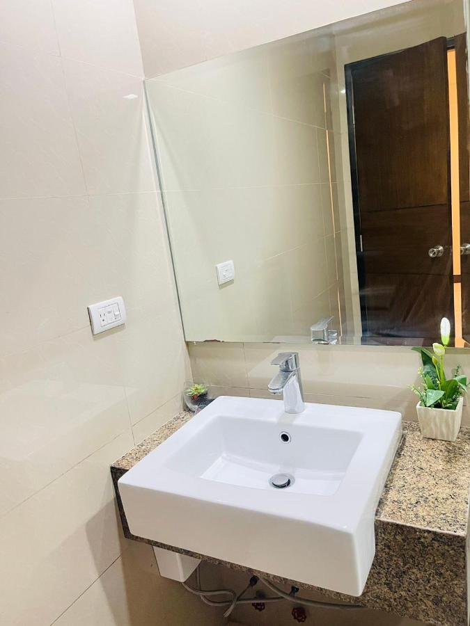 Mactan Newtown Beach Condo Мактан Екстер'єр фото