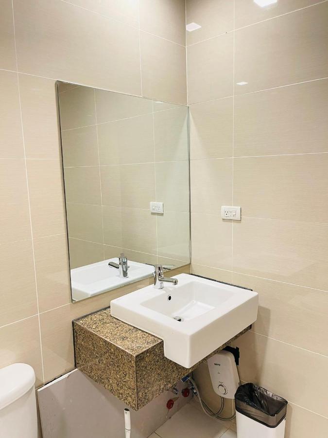 Mactan Newtown Beach Condo Мактан Екстер'єр фото